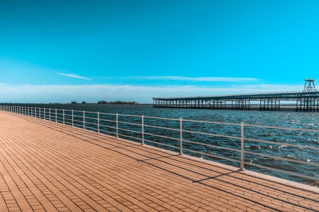 Muelle del tinto y paseo marítimo